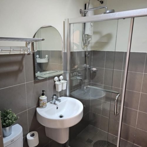 the-currency-condo-bathroom