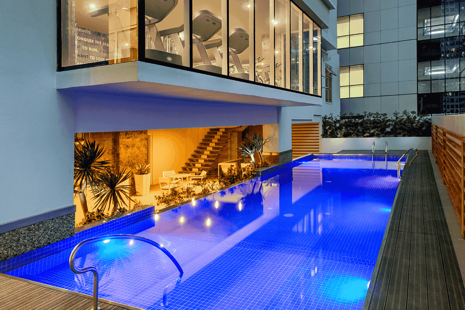 swimming-pool-area-the-currency-condominium
